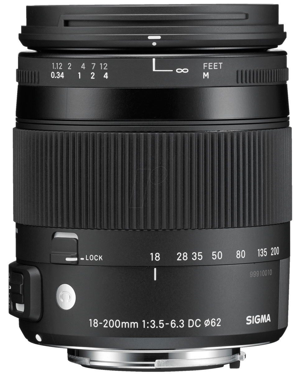Sigma AF 18-200mm F/3.5-6.3 DC MACRO OS HSM/C, Black объектив для Nikon885955 Sigma AF 18-200mm F/3.5-6.3 DC MACRO OS HSM/C, Black объектив для Nikon885955Объектив Sigma AF 18-200mm F/3.5-6.3 DC MACRO OS HSM/C с переменным фокусным расстоянием разработан для цифровых зеркальных фотокамер. Корпус из высококачественных материалов имеет легкий вес и небольшие размеры, благодаря чему его легко транспортировать и он чрезвычайно удобен для работы. Два элемента из низкодисперсионного стекла (SLD, Special Low Dispersion) и две гибридные асферические линзы в конструкции объектива уменьшают искажения и аберрации. Система оптической стабилизации позволит не прибегать к помощи штатива и фотографировать объекты в любом удобном для вас месте, не нося с собой громоздкое оборудование. Изображения всегда будут получаться четкими и резкими. Для быстрой и бесшумной автофокусировки при макросъемке и съемки видео объектив оборудован ультразвуковым мотором.