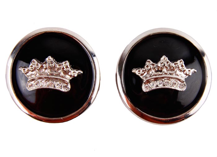 Клипсы класса Lux от Butler & Wilson Коронация. Ювелирный сплав, лак, эмаль, кристаллы. Butler & Wilson, Великобритания, конец ХХ векаОС23604 Клипсы класса Lux от Butler & Wilson Коронация. Ювелирный сплав, лак, эмаль, кристаллы. Butler & Wilson, Великобритания, конец ХХ векаОС23604Клипсы класса Lux от Butler & Wilson Коронация. Ювелирный сплав, лак, эмаль, кристаллы. Butler & Wilson, Великобритания, конец ХХ века. Размер 3 х 3 см. Сохранность хорошая. Клеймо Butler & Wilson в круглом картуше на обороте клипсы, что говорит о подлинности изделия. Подлинность изделия можно определить по каталогам компании Butler & Wilson. Уникальное коллекционное украшение. Клипсы ювелиров дома Butler & Wilson ни с чем нельзя спутать. Черный лак, прекрасно проработанные детали - все говорит о непревзойденном качестве изделия. Прекрасное украшение для Вас.