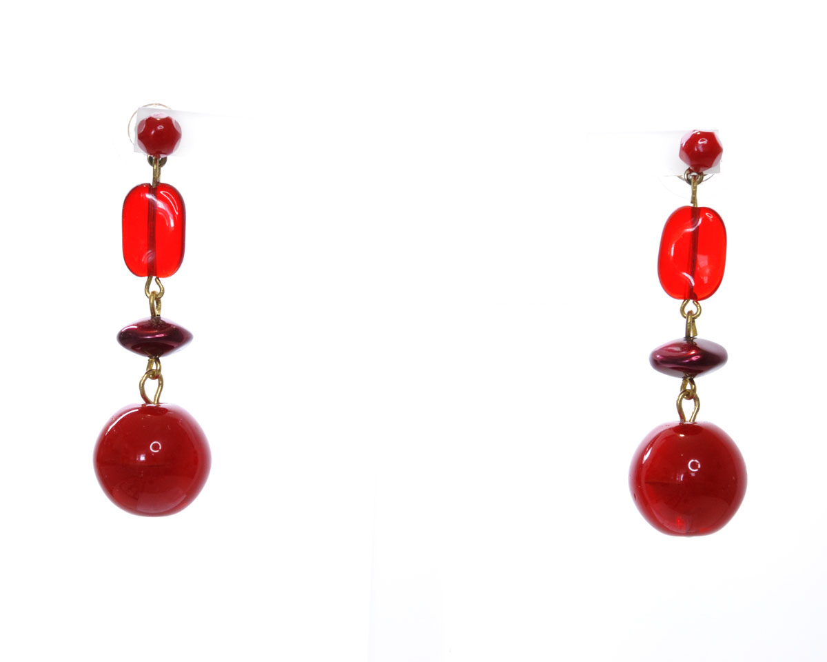 Серьги Bohemia Style, цвет: красный, вишневый. 0241 00600 0090241 00600 009 Серьги Bohemia Style, цвет: красный, вишневый. 0241 00600 0090241 00600 009Стильные серьги Bohemia Style выполнены из ювелирного сплава и дополнены подвесками с оригинальными бусинами из богемского цветного хрусталя. Цветное стекло для производства украшений изготавливается по особой технологии, материал поддается огранке и полностью имитирует природные камни. Изделие застегивается на замок-гвоздик, который дополнен фиксаторами из пластика и метала. Оригинальные серьги Bohemia Style придадут вашему образу изюминку, подчеркнут красоту и изящество вечернего платья или преобразят повседневный наряд.