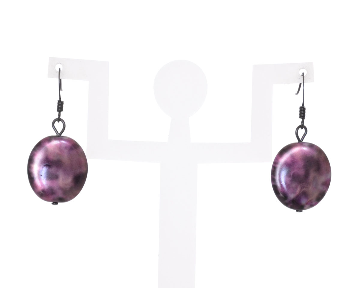 Серьги Bohemia Style, цвет: фиолетовый. 2049 1872049 187 Серьги Bohemia Style, цвет: фиолетовый. 2049 1872049 187Стильные серьги Bohemia Style выполнены из ювелирного сплава и дополнены подвесками из богемского цветного стекла. Цветное стекло для производства украшений изготавливается по особой технологии, материал поддается огранке и полностью имитирует природные камни. Изделие застегивается на замок-петлю. Оригинальные серьги Bohemia Style придадут вашему образу изюминку, подчеркнут красоту и изящество вечернего платья или преобразят повседневный наряд.
