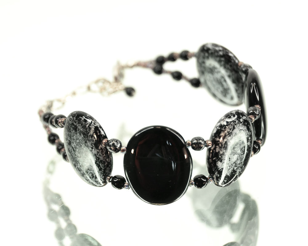 Браслет Bohemia Style, цвет: черный, серебряный. BW1258 9637 47BW1258 9637 47 Браслет Bohemia Style, цвет: черный, серебряный. BW1258 9637 47BW1258 9637 47Стильный браслет Bohemia Style выполнен из богемского цветного хрусталя и чешского бисера и оформлен оригинальным напылением. Цветное стекло для производства украшений изготавливается по особой технологии, поддается огранке и полностью имитирует природные камни. Благодаря подвижной основе браслет идеально разместиться на запястье. Изделие застегивается на практичный замок-карабин, длина регулируется за счет дополнительных звеньев. Изящный браслет придаст вашему образу изюминку, подчеркнет красоту и изящество вечернего платья или преобразит повседневный наряд.