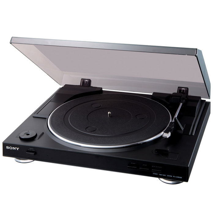 Sony PS-LX300USB проигрыватель виниловых дисковPSLX300USB.CEL Sony PS-LX300USB проигрыватель виниловых дисковPSLX300USB.CELSony PS-LX300USB - современный проигрыватель с интерфейсом USB позволит вам преобразовать ваши любимые записи в формат mp3. Благодаря встроенной ступени фоно и выходу USB вы можете подключить его к любому усилителю со стандартными входами фоно или же к своему компьютеру. Данная модель имеет прочную конструкцию, которая выдержит тряску при транспортировке. Высококачественная система ленточного привода абсорбирует вибрации моторного устройства, благодаря чему они не передаются на иглу. А крышка успешно защищает важные компоненты от пыли. Особенности: Алмазная игла Головка звукоснимателя с подвижным магнитом Статически уравновешенный S-образный тонарм звукоснимателя