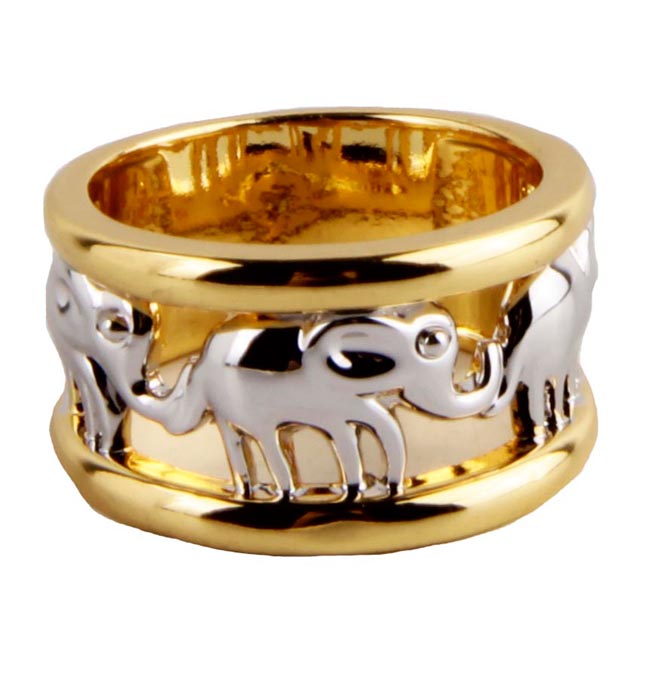 Кольцо Три слона. Бижутерный сплав. Корея, конец XX векаT-B-4778-RING-TANZANITE Кольцо Три слона. Бижутерный сплав. Корея, конец XX векаT-B-4778-RING-TANZANITEКольцо Три слона. Бижутерный сплав. Корея, конец XX века. Размер 16. Сохранность хорошая. Кольцо выполнено с рельефными изображениями слонов. Серебряный металл и золочёный цвет изделия создают гармоничное сочетание. Три слона серебристого цвета сделаны искусно и качественно. Отличный подарок на счастье и долгую память.