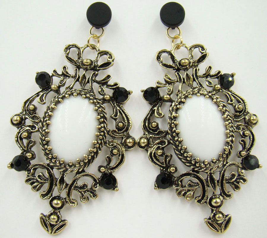 Серьги Taya, цвет: золотистый, белый, черный. T-B-9755T-B-9755-EARR-GL.WHITE Серьги Taya, цвет: золотистый, белый, черный. T-B-9755T-B-9755-EARR-GL.WHITEЭлегантные серьги Taya выполнены из бижутерийного сплава на основе латуни. Изделие оформлено оригинальными ажурными подвесками, которые дополнены вставками из стекла. Изделие застегивается на практичный замок-гвоздик с фиксаторами из пластика и металла. Оригинальные серьги придадут вашему образу изюминку, подчеркнут индивидуальность.