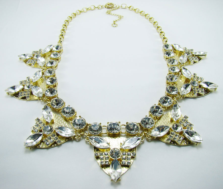 Колье Taya, цвет: золотистый. T-B-7673T-B-7673-NECK-GOLD Колье Taya, цвет: золотистый. T-B-7673T-B-7673-NECK-GOLDЭлегантное колье Taya, выполнено из бижутерийного сплава. Центральная часть колье дополнена оригинальными элементами, которые соединены между собой и дополнены сияющими стразами из стекла. Колье застегивается на практичный замок-карабин, длина регулируется за счет дополнительных звеньев. Стильное колье придаст вашему образу изюминку, подчеркнет индивидуальность.