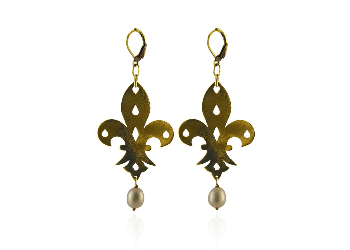 Серьги Polina Selezneva Fleur de lis. Речной жемчуг, латунь, цвет: золотистый, белый. 004-0868004-0868 Серьги Polina Selezneva Fleur de lis. Речной жемчуг, латунь, цвет: золотистый, белый. 004-0868004-0868Избегайте: прямых солнечных лучей, влажности (не стоит хранить ювелирные изделия из латуни в ванной), не принимайте душ или ванну в украшениях. Для полировки можно использовать лимонный сок, или специальные салфетки для чистки ювелирных изделий.