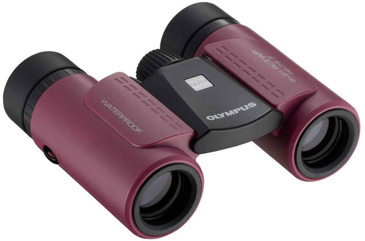 Olympus 8x21 RC II WP, Purple бинокльV501013RE000 Olympus 8x21 RC II WP, Purple бинокльV501013RE000Olympus 8x21 RC II WP - компактный бинокль с восьмикратным увеличением и диаметром объективов 21 мм. В серии RC II WP Olympus предлагает стильные водостойкие модели, которые отлично подойдут для использования как в городе, так и в путешествиях. Прорезиненное покрытие позволяет удобно держать бинокль в руках. Защитные фильтры надежно предохраняют глаза наблюдающего от ультрафиолетового излучения. Диоптрийная коррекция дает возможность использовать Olympus 8x21 RC II WP людям с нарушениями зрения. Восьмикратное увеличение обеспечивает великолепный обзор и позволяет рассмотреть мелкие детали. От нежелательных бликов оптика бинокля защищена специальным многослойным покрытием. Для того чтобы окуляры не запотевали при резкой смене температуры, пространство между линзами заполнено специальным газом. Оптическая конструкция: 5 элементов в 3 группах Реальный угол зрения: 6.3° Расстояние между оптическими осями окуляров: 37 - 72 мм