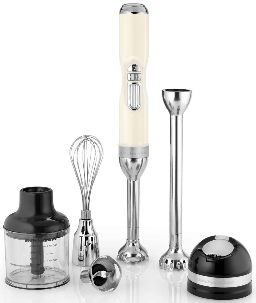 KitchenAid 5KHB3581EAC Artisan, Cream блендер5KHB3581EAC KitchenAid 5KHB3581EAC Artisan, Cream блендер5KHB3581EACМногочисленные насадки позволяют совершать с помощью блендера KitchenAid 5KHB3581EAC Artisan массу операций. Стальной нож в форме S применяют для измельчения и смешивания овощей, фруктов, орехов и колки льда. Такая насадка без труда превращает ингредиенты в пюре и коктейли. Лезвие в форме звезды используют для приготовления фарша, колбас и подлив из мяса. Сделать вкуснейшие молочные коктейли, а также напитки на основе молока и кофе позволяет специальная лопасть для взбивания. Она же необходима и для замешивания смесей для выпечки. Венчик – насадка, взбивающая сливочные и белковые крема, муссы и соусы. Погружной блендер KitchenAid 5KHB3581EAC Artisan пользуется огромной популярностью у профессиональных поваров, потому что позволяет измельчать, взбивать и смешивать ингредиенты в любой посуде. Огромным плюсом беспроводной моделей является мобильность, дающая возможность готовить как на кухне, так и на свежем воздухе. Безопасное и компактное хранение всех частей...