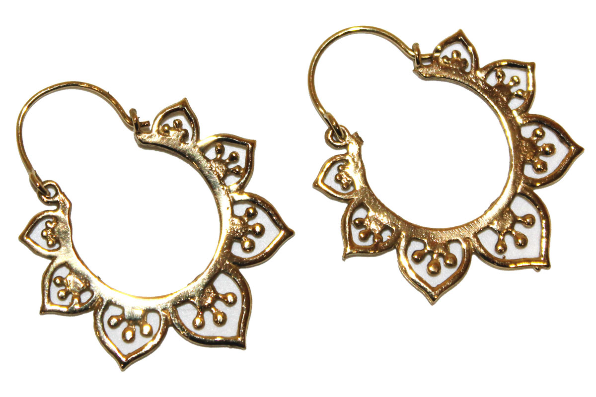 Серьги Ethnica, цвет: золотой. 258075_1258075 Серьги Ethnica, цвет: золотой. 258075_1258075Стильные серьги Ethnica выполнены в виде полукольца с ажурным этническим узором из гипоаллергенного ювелирного сплава. В качестве основания изделия используется замок-скоба, который надежно зафиксирует сережку. Оригинальные серьги Ethnica помогут дополнить любой образ и привнести в него завершающий яркий штрих.
