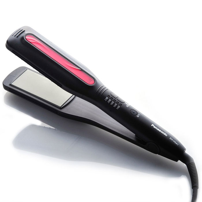 Panasonic EH-HS41-K865 выпрямитель для волосEH-HS41-K865 Panasonic EH-HS41-K865 выпрямитель для волосEH-HS41-K865Выпрямитель для волос Panasonic EH-HS41-K865 работает от сети, имеет 5 настроек температуры и ее автоматическую блокировку. Широкие пластины с керамическим покрытием и равномерным распределением тепла не повреждают волосы во время укладки и придают им блеск. Время нагрева прибора составляет всего 15 секунд - и вы сразу можете приступить к укладке. Защита от перегрева Блокировка кнопок Зубчики на выпрямителе Пластины 85 х 40 мм