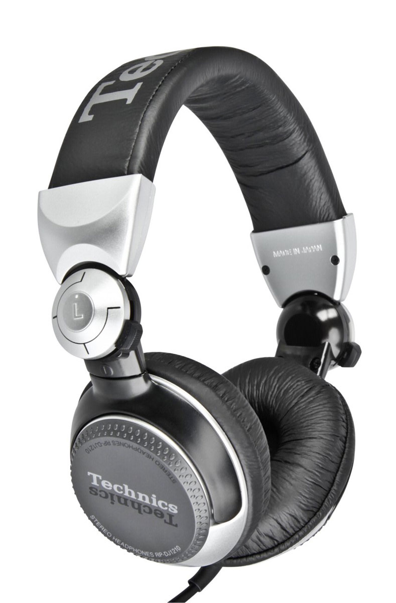 Technics RP-DJ1210E-S, Silver наушникиRP-DJ1210E-S Technics RP-DJ1210E-S, Silver наушникиRP-DJ1210E-STechnics RP-DJ1210E-S - диджейские наушники, отличающиеся оригинальным дизайном и профессиональным звучанием с широкой звуковой палитрой. Данная модель имеет качественный и чистый звук High-end, который достигается за счет использования в динамических излучателях неодимовых магнитов. Мембрана динамиков имеет диаметр 41 мм, что позволяет достигнуть четкого и мощного звучания музыки. Частотный диапазон с нижним пределом на отметке в 5 Гц и верхним в 30000 Гц позволит расслышать тончайшие оттенки и сполна насладиться мощными басами. Technics RP-DJ1210E-S комфортны в использовании благодаря мягким амбушюрам и оголовью, а за универсальность данной модели отвечают стандартный штекер miniJack 3,5 мм и переходной адаптер twist-in. Наушники имеют витой шнур максимальной длины 3 м и поворотный механизм Swing arm для свободного мониторинга.