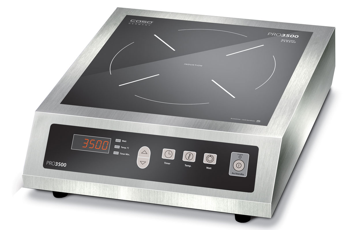 CASO Pro 3500 Touch настольная индукционная плиткаPRO 3500 Touch CASO Pro 3500 Touch настольная индукционная плиткаPRO 3500 TouchCASO Pro 3500 Touch - настольная индукционная плитка в корпусе из стали. Прибор имеет одну зону нагрева, сенсорное управление с дисплеем и светодиодной индикацией. Модель проста и понятна в настройке и управлении. Cтеклокерамическая поверхность Schott Ceran легко очищается от загрязнений. Варочная панель оснащена системой индукционного нагрева. Индуктор, расположенный под поверхностью, создает переменное электромагнитное поле – в результате этого в дне посуды индуцируется ток, что и приводит к нагреву. Тепло образуется непосредственно в дне посуды без промежуточного нагрева конфорки. Нагрев: 60-240 °C Таймер 1-180 минут Автоматическое распознавание посуды Большой цифровой дисплей Функция поддержания тепла