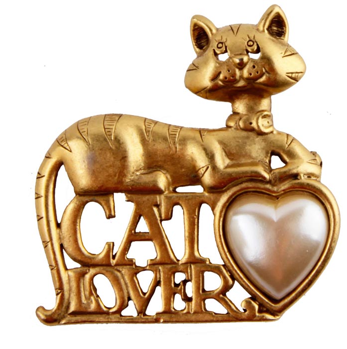 Брошь Cat. Бижутерный сплав, имитация жемчуга. США, конец ХХ векаk320p606 Брошь Cat. Бижутерный сплав, имитация жемчуга. США, конец ХХ векаk320p606Брошь Cat. Бижутерный сплав, имитация жемчуга. США, конец ХХ века. Размер броши 4 х 4 см. Сохранность хорошая. Чудесная сюжетная брошь в виде кошечки с жемчужным сердечком. Брошь выполнена из металла золотого цвета. Идеально подойдет для стильных и ярких. Это оригинальное украшение идеально дополнит образ, привлекая к вам множество взглядов.