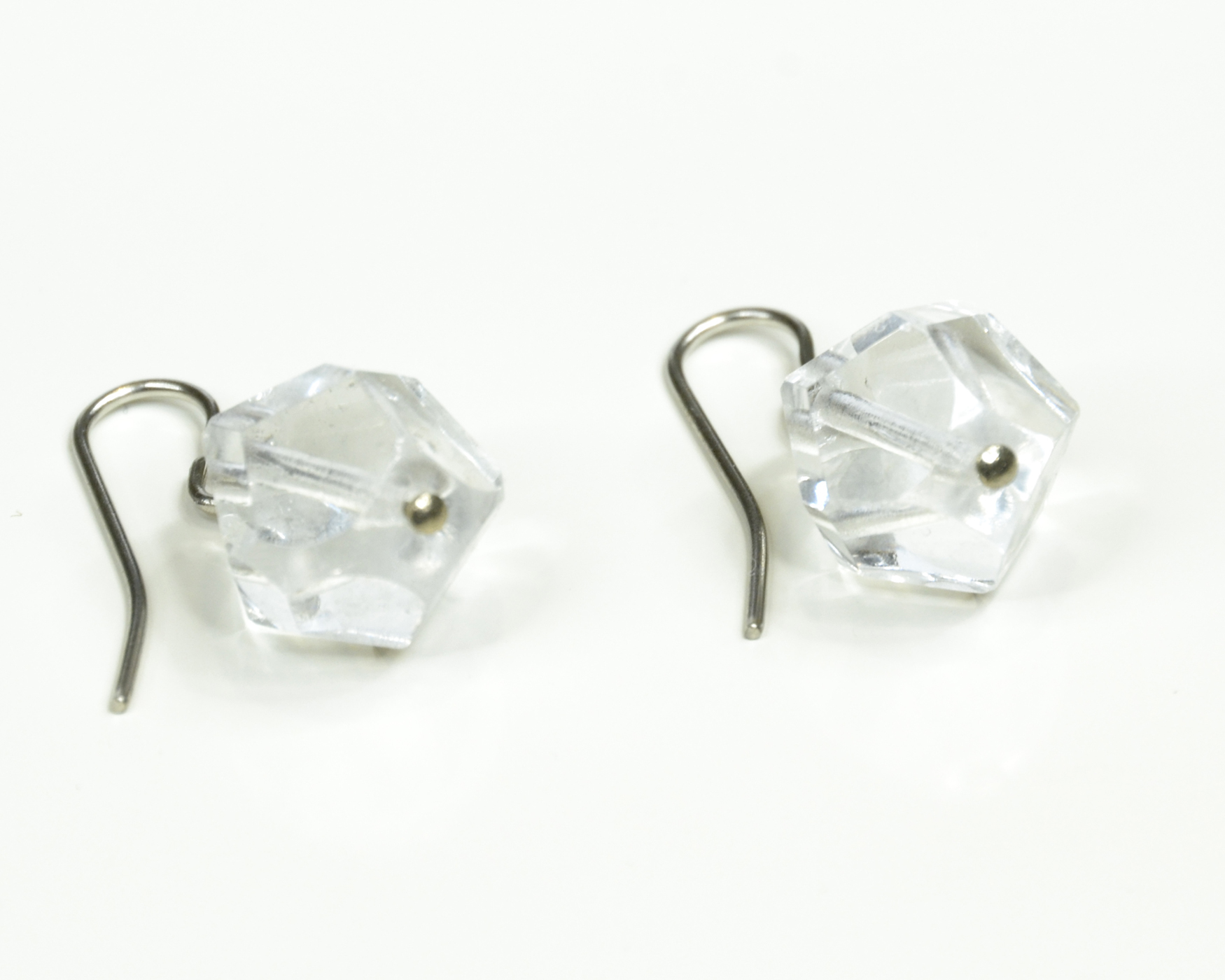 Серьги Bohemia Style, цвет: прозрачный. 184 600E 12184 600E 12 Серьги Bohemia Style, цвет: прозрачный. 184 600E 12184 600E 12Великолепные серьги Bohemia Style не оставят равнодушной ни одну любительницу изысканных украшений. Изделие, выполненное из медицинского сплава томпак с серебристым покрытием, украшено гранеными бусинами из богемского хрусталя. Серьги оснащены замком-петлей с пластиковой заглушкой. Такие серьги позволят вам с легкостью воплотить самую смелую фантазию и создать собственный, неповторимый образ.