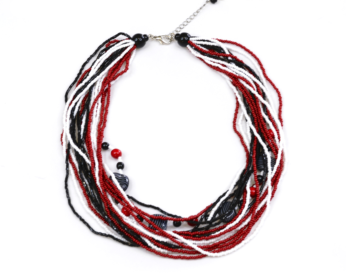 Бусы Bohemia Style, цвет: красный, черный, белый. 372 4148 00372 4148 00 бусы Бусы Bohemia Style, цвет: красный, черный, белый. 372 4148 00372 4148 00 бусыОчаровательные бусы Bohemia Style придадут вашему образу изюминку. Бусы представляют собой девятнадцать нитей мелких бусин, скрепленных зажимом. На одну из нитей нанизаны бусины различной формы, размера и цвета. Изделие застегивается на замок-карабин. Бусы регулируются по длине. Изящные бусы подчеркнут красоту вечернего платья или преобразят повседневный наряд. Непререкаемое качество, тщательность исполнения, гипоаллергенные материалы, золотое, серебряное и родиевое покрытие металлических элементов изделий выгодно отличают продукцию Bohemia Style от основной массы продукции, представленной на рынке. Цветное стекло для производства украшений изготавливается по особой технологии, поддается огранке и полностью имитирует природные камни: опал, малахит, янтарь, яшму, лазурит.
