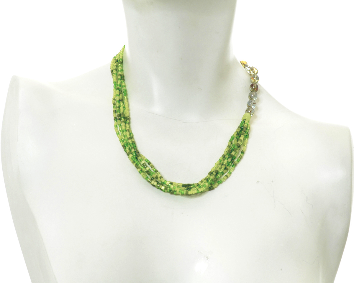 Бусы Bohemia Style, цвет: зеленый. 377 1906 920 001377 1906 920 001 бусы Бусы Bohemia Style, цвет: зеленый. 377 1906 920 001377 1906 920 001 бусыОчаровательные бусы Bohemia Style придадут вашему образу изюминку. Бусы представляют один ряд стеклянных бусин в сочетании с многорядным соединением мелких бусин. Изделие застегивается на текстильную петлю. Изящные бусы подчеркнут красоту вечернего платья или преобразят повседневный наряд. Непререкаемое качество, тщательность исполнения, гипоаллергенные материалы, золотое, серебряное и родиевое покрытие металлических элементов изделий выгодно отличают продукцию Bohemia Style от основной массы продукции, представленной на рынке. Цветное стекло для производства украшений изготавливается по особой технологии, поддается огранке и полностью имитирует природные камни: опал, малахит, янтарь, яшму, лазурит.