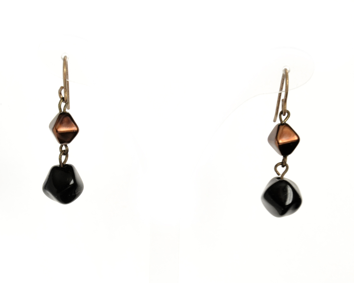 Серьги Bohemia Style, цвет: черный, коричневый. 1440 6687 001440 6687 00 Серьги Bohemia Style, цвет: черный, коричневый. 1440 6687 001440 6687 00Великолепные серьги Bohemia Style не оставят равнодушной ни одну любительницу изысканных украшений. Изделие выполнено из медицинского сплава томпак и украшено элементами из богемского цветного стекла разных размеров и форм. Серьги оснащены удобной застежкой-петлей. Такие серьги позволят вам с легкостью воплотить самую смелую фантазию и создать собственный, неповторимый образ.
