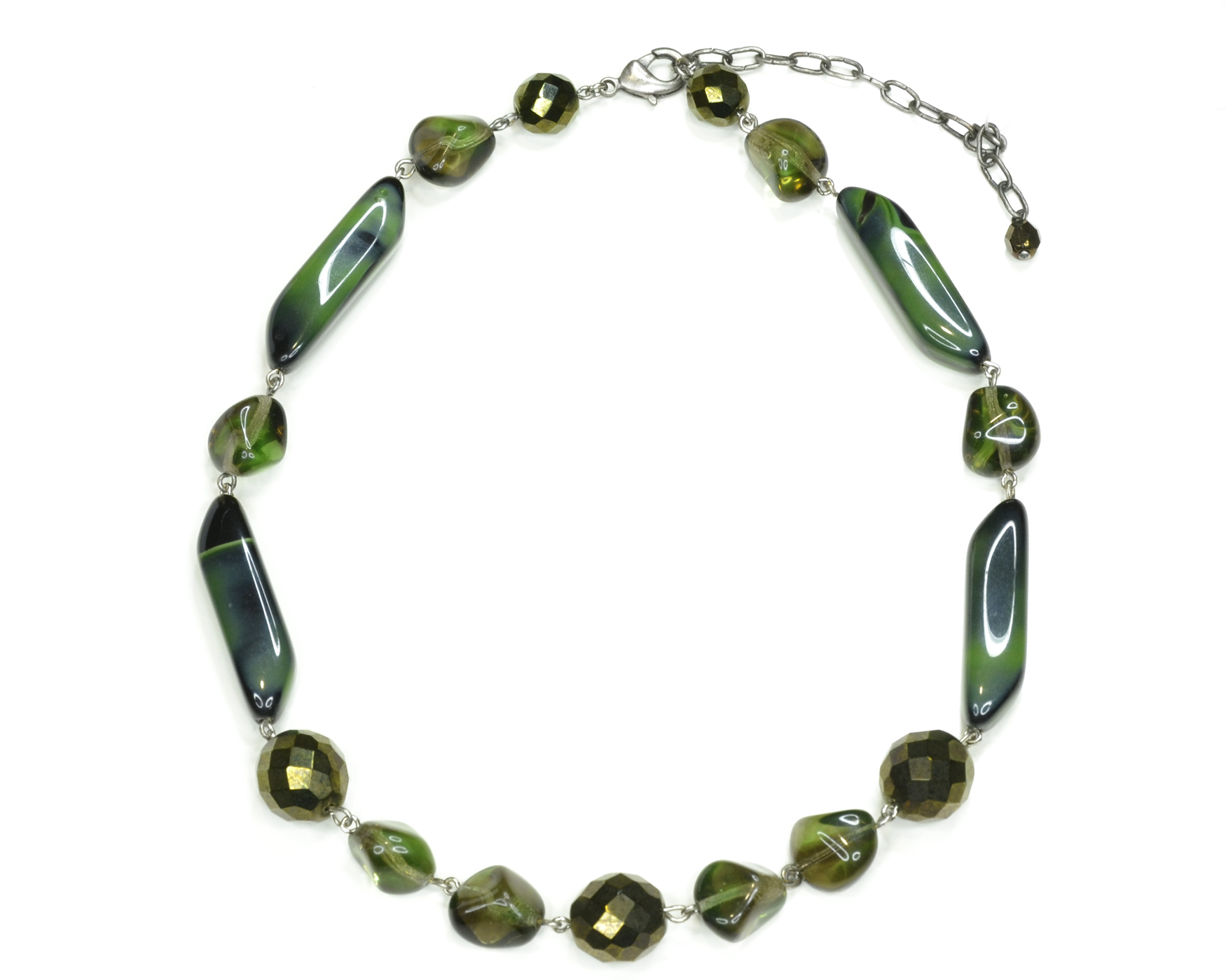 Бусы Bohemia Style, цвет: изумрудный. BW1218 9332 57BW1218 9332 57 бусы Бусы Bohemia Style, цвет: изумрудный. BW1218 9332 57BW1218 9332 57 бусыОчаровательные бусы Bohemia Style придадут вашему образу изюминку. Бусы представляют собой соединенные крючками бусины различной формы и размера. Изделие застегивается на замок-карабин. Изящные бусы подчеркнут красоту вечернего платья или преобразят повседневный наряд. Непререкаемое качество, тщательность исполнения, гипоаллергенные материалы, золотое, серебряное и родиевое покрытие металлических элементов изделий выгодно отличают продукцию Bohemia Style от основной массы продукции, представленной на рынке. Цветное стекло для производства украшений изготавливается по особой технологии, поддается огранке и полностью имитирует природные камни: опал, малахит, янтарь, яшму, лазурит.