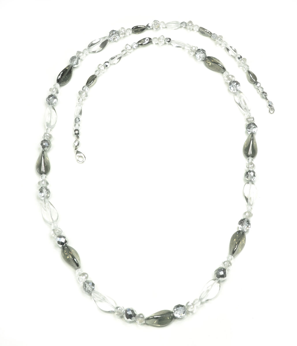 Бусы Bohemia Style, цвет: светло-серый. BW1218 9457 40BW1218 9457 40 бусы Бусы Bohemia Style, цвет: светло-серый. BW1218 9457 40BW1218 9457 40 бусыОчаровательные бусы Bohemia Style придадут вашему образу изюминку. Бусы представляют собой нить с нанизанными на нее бусинами различного размера, формы и цвета. Такие бусы можно обернуть вокруг шеи несколько раз или завязать в узел. Изделие застегивается на замок-карабин. Изящные бусы подчеркнут красоту вечернего платья или преобразят повседневный наряд. Непререкаемое качество, тщательность исполнения, гипоаллергенные материалы, золотое, серебряное и родиевое покрытие металлических элементов изделий выгодно отличают продукцию Bohemia Style от основной массы продукции, представленной на рынке. Цветное стекло для производства украшений изготавливается по особой технологии, поддается огранке и полностью имитирует природные камни: опал, малахит, янтарь, яшму, лазурит.