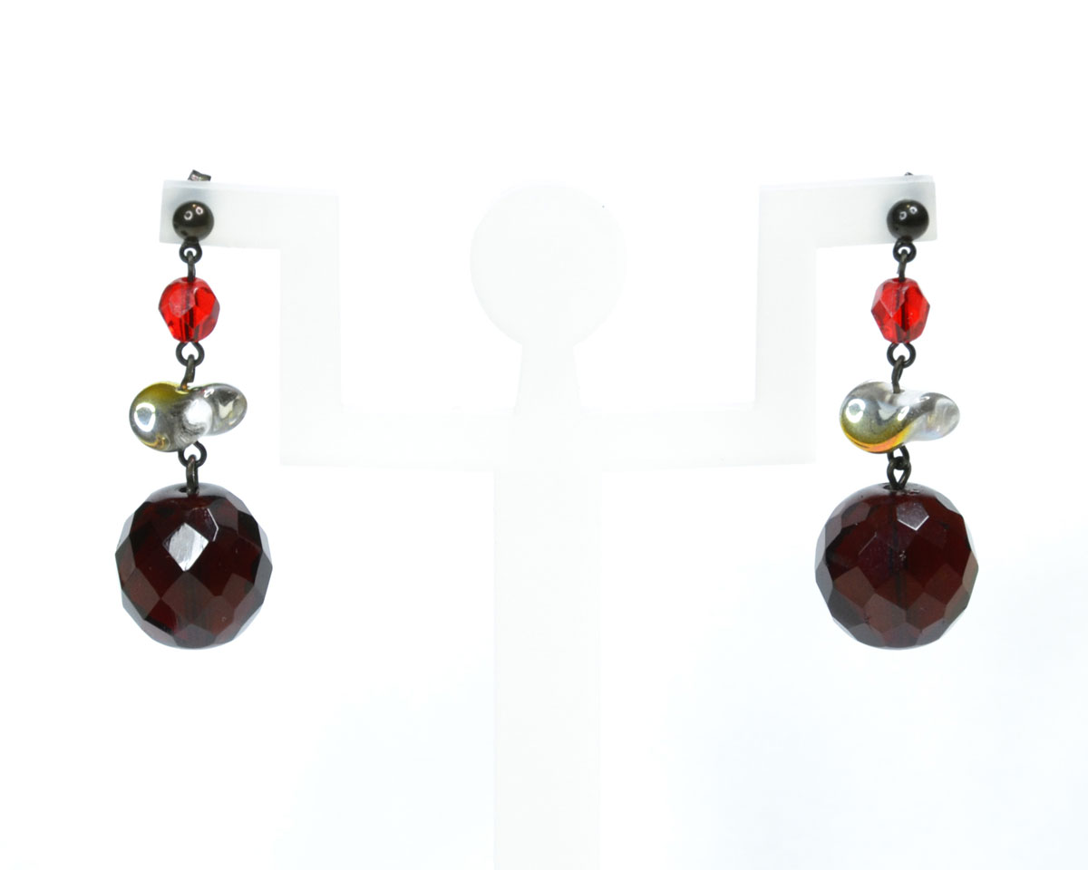Серьги Bohemia Style, цвет: рубиновый, красный. BW1248 7298 97BW1248 7298 97 серьги Серьги Bohemia Style, цвет: рубиновый, красный. BW1248 7298 97BW1248 7298 97 серьгиОчаровательные серьги Bohemia Style придадут вашему образу изюминку. Серьги оформлены подвесками в виде сочетания бусин различной формы и размера. Изделие застегивается на замок-гвоздик. Изящные серьги подчеркнут красоту вечернего платья или преобразят повседневный наряд. Непререкаемое качество, тщательность исполнения, гипоаллергенные материалы, золотое, серебряное и родиевое покрытие металлических элементов изделий выгодно отличают продукцию Bohemia Style от основной массы продукции, представленной на рынке. Цветное стекло для производства украшений изготавливается по особой технологии, поддается огранке и полностью имитирует природные камни: опал, малахит, янтарь, яшму, лазурит.