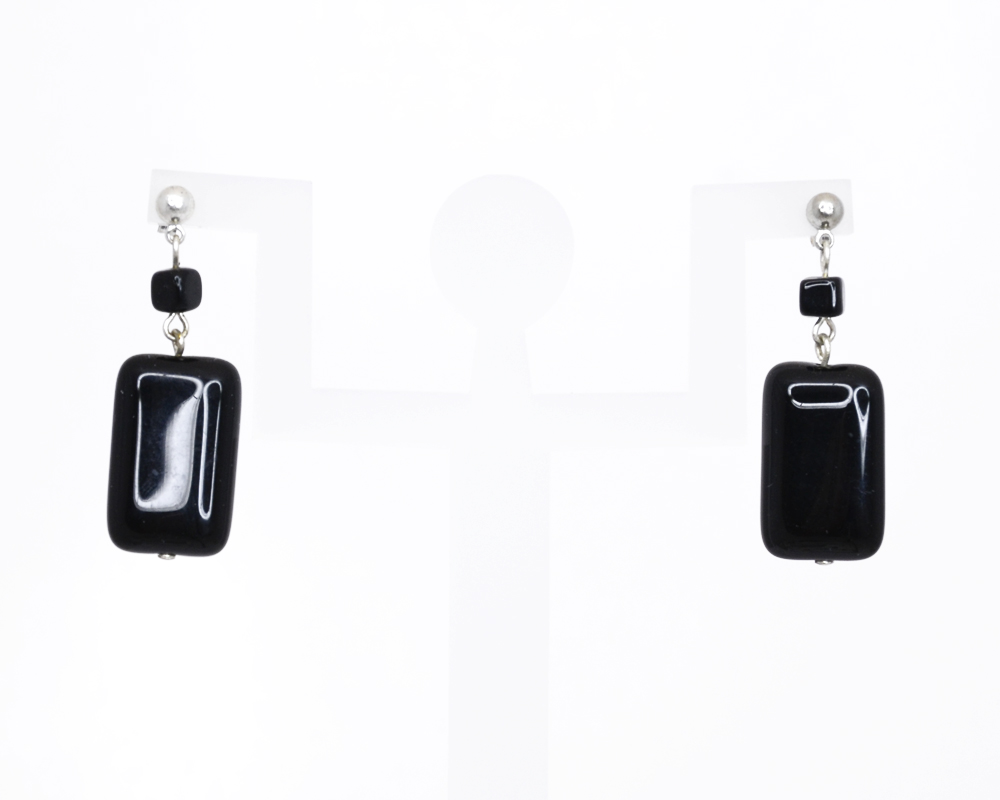 Серьги Bohemia Style, цвет: черный. BW1248 8295 41BW1248 8295 41 серьги Серьги Bohemia Style, цвет: черный. BW1248 8295 41BW1248 8295 41 серьгиОчаровательные серьги Bohemia Style придадут вашему образу изюминку. Серьги оформлены подвесками в виде сочетания бусин различной формы и размера. Изделие застегивается на замок-гвоздик. Изящные серьги подчеркнут красоту вечернего платья или преобразят повседневный наряд. Непререкаемое качество, тщательность исполнения, гипоаллергенные материалы, золотое, серебряное и родиевое покрытие металлических элементов изделий выгодно отличают продукцию Bohemia Style от основной массы продукции, представленной на рынке. Цветное стекло для производства украшений изготавливается по особой технологии, поддается огранке и полностью имитирует природные камни: опал, малахит, янтарь, яшму, лазурит.