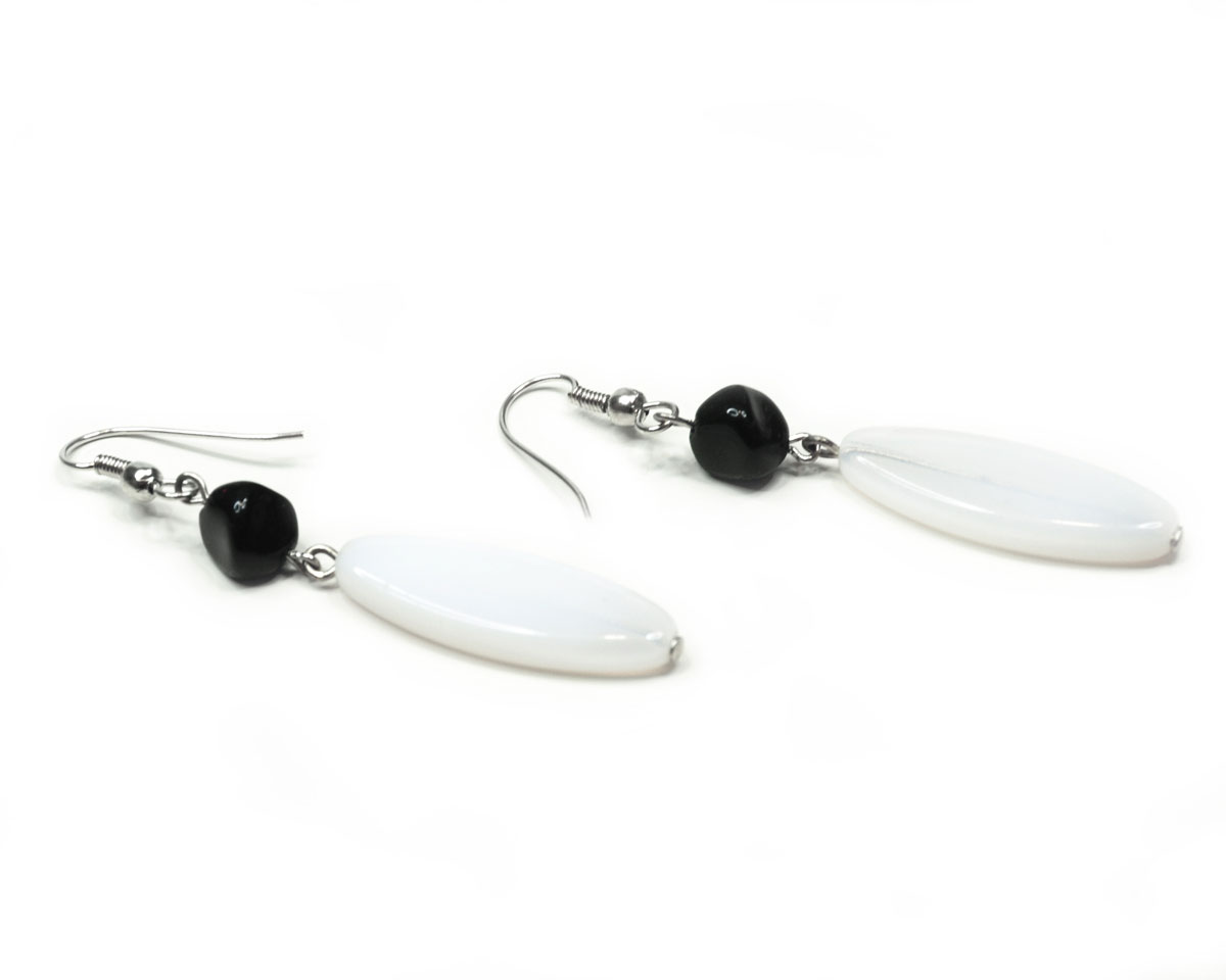 Серьги Bohemia Style, цвет: черный, белый. BW1248 8782 42BW1248 8782 42 серьги Серьги Bohemia Style, цвет: черный, белый. BW1248 8782 42BW1248 8782 42 серьгиОчаровательные серьги Bohemia Style придадут вашему образу изюминку. Серьги оформлены подвесками в виде сочетания бусин различной формы и размера. Изделие застегивается на замок-петлю. Изящные серьги подчеркнут красоту вечернего платья или преобразят повседневный наряд. Непререкаемое качество, тщательность исполнения, гипоаллергенные материалы, золотое, серебряное и родиевое покрытие металлических элементов изделий выгодно отличают продукцию Bohemia Style от основной массы продукции, представленной на рынке. Цветное стекло для производства украшений изготавливается по особой технологии, поддается огранке и полностью имитирует природные камни: опал, малахит, янтарь, яшму, лазурит.
