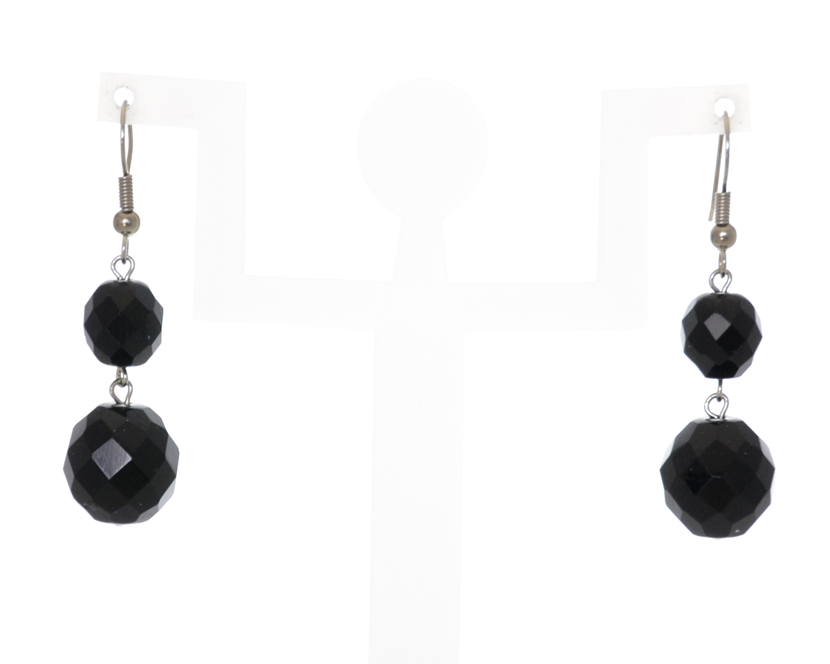 Серьги Bohemia Style, цвет: черный. BW1248 9289 49BW1248 9289 49 серьги Серьги Bohemia Style, цвет: черный. BW1248 9289 49BW1248 9289 49 серьгиОчаровательные серьги Bohemia Style придадут вашему образу изюминку. Серьги оформлены подвесками в виде сочетания бусин различной формы и размера. Изделие застегивается на замок-петлю. Изящные серьги подчеркнут красоту вечернего платья или преобразят повседневный наряд. Непререкаемое качество, тщательность исполнения, гипоаллергенные материалы, золотое, серебряное и родиевое покрытие металлических элементов изделий выгодно отличают продукцию Bohemia Style от основной массы продукции, представленной на рынке. Цветное стекло для производства украшений изготавливается по особой технологии, поддается огранке и полностью имитирует природные камни: опал, малахит, янтарь, яшму, лазурит.