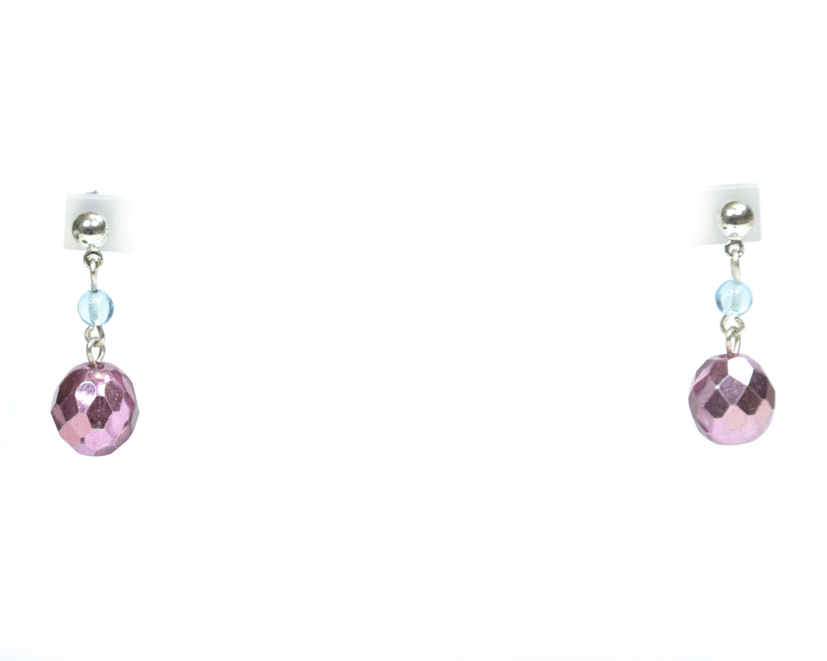 Серьги Bohemia Style, цвет: розовый, голубой. BW1248 9437 80BW1248 9437 80 серьги Серьги Bohemia Style, цвет: розовый, голубой. BW1248 9437 80BW1248 9437 80 серьгиОчаровательные серьги Bohemia Style придадут вашему образу изюминку. Серьги оформлены подвесками в виде сочетания бусин различной формы и размера. Изделие застегивается на замок-гвоздик. Изящные серьги подчеркнут красоту вечернего платья или преобразят повседневный наряд. Непререкаемое качество, тщательность исполнения, гипоаллергенные материалы, золотое, серебряное и родиевое покрытие металлических элементов изделий выгодно отличают продукцию Bohemia Style от основной массы продукции, представленной на рынке. Цветное стекло для производства украшений изготавливается по особой технологии, поддается огранке и полностью имитирует природные камни: опал, малахит, янтарь, яшму, лазурит.