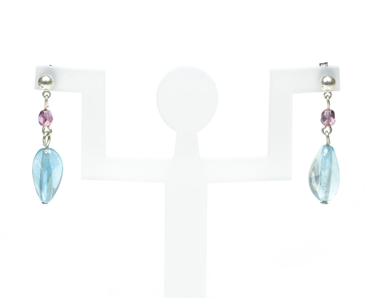 Серьги Bohemia Style, цвет: голубой, розовый. BW1248 9439 80BW1248 9439 80 серьги Серьги Bohemia Style, цвет: голубой, розовый. BW1248 9439 80BW1248 9439 80 серьгиОчаровательные серьги Bohemia Style придадут вашему образу изюминку. Серьги оформлены подвесками в виде сочетания бусин различной формы и размера. Изделие застегивается на замок-гвоздик. Изящные серьги подчеркнут красоту вечернего платья или преобразят повседневный наряд. Непререкаемое качество, тщательность исполнения, гипоаллергенные материалы, золотое, серебряное и родиевое покрытие металлических элементов изделий выгодно отличают продукцию Bohemia Style от основной массы продукции, представленной на рынке. Цветное стекло для производства украшений изготавливается по особой технологии, поддается огранке и полностью имитирует природные камни: опал, малахит, янтарь, яшму, лазурит.