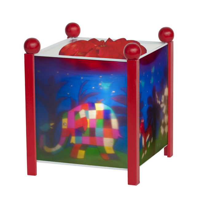 Trousselier Светильник-ночник Magic Lantern Elmer цвет красный4364C 12V Trousselier Светильник-ночник Magic Lantern Elmer цвет красный4364C 12VНочники Trousselier - идеальный аксессуар для детской комнаты. Нежный свет и красочные картинки создадут атмосферу уюта, успокоят и убаюкают кроху. Вы можете подобрать картинку, а также музыкальную подставку с подзаводом (опция). Классический ночник с вращающейся картинкой. Цилиндр ночника вращается благодаря системе нагрева от лампочки 12 V 20 W, розетка E 14.C. Размер: 16,50 см x 19 см. Материал: металлический корпус, деревянные ножки и углы, пластиковый, жароустойчивый цилиндр. Поставляется в подарочной упаковке. Соответствует нормам безопасности: CE EN 60598-2-10
