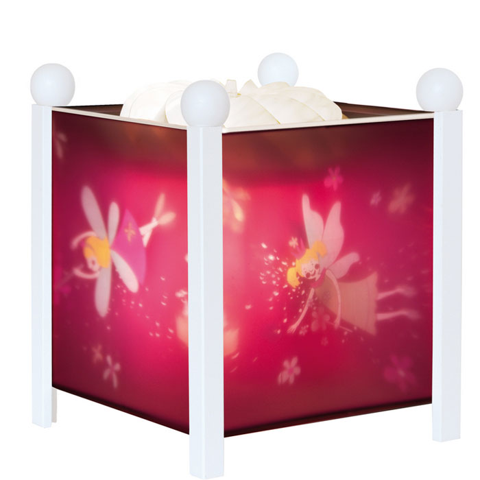 Trousselier Светильник-ночник Magic Lantern Fairy Princess цвет белый4312W 12V Trousselier Светильник-ночник Magic Lantern Fairy Princess цвет белый4312W 12VНочники Trousselier - идеальный аксессуар для детской комнаты. Нежный свет и красочные картинки создадут атмосферу уюта, успокоят и убаюкают кроху. Вы можете подобрать картинку, а также музыкальную подставку с подзаводом (опция). Классический ночник с вращающейся картинкой. Цилиндр ночника вращается благодаря системе нагрева от лампочки 12 V 20 W, розетка E 14.C. Размер: 16,50 см x 19 см. Материал: металлический корпус, деревянные ножки и углы, пластиковый, жароустойчивый цилиндр. Поставляется в подарочной упаковке. Соответствует нормам безопасности: CE EN 60598-2-10