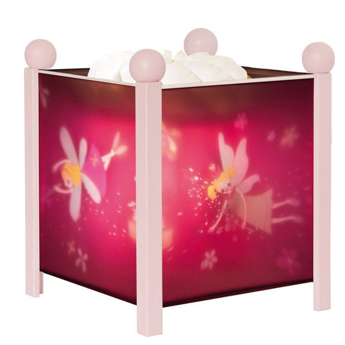Trousselier Светильник-ночник Magic Lantern Fairy Princess цвет розовый4312C 12V Trousselier Светильник-ночник Magic Lantern Fairy Princess цвет розовый4312C 12VНочники Trousselier - идеальный аксессуар для детской комнаты. Нежный свет и красочные картинки создадут атмосферу уюта, успокоят и убаюкают кроху. Вы можете подобрать картинку, а также музыкальную подставку с подзаводом (опция). Классический ночник с вращающейся картинкой. Цилиндр ночника вращается благодаря системе нагрева от лампочки 12 V 20 W, розетка E 14.C. Размер: 16,50 см x 19 см. Материал: металлический корпус, деревянные ножки и углы, пластиковый, жароустойчивый цилиндр. Поставляется в подарочной упаковке. Соответствует нормам безопасности: CE EN 60598-2-10