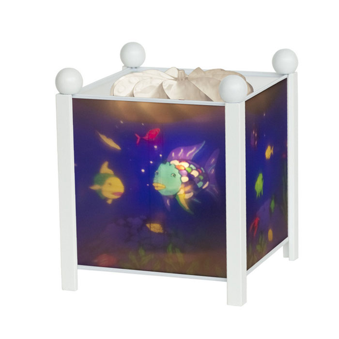 Trousselier Светильник-ночник Magic Lantern Rainbow Fish цвет белый4366W 12V Trousselier Светильник-ночник Magic Lantern Rainbow Fish цвет белый4366W 12VНочники Trousselier - идеальный аксессуар для детской комнаты. Нежный свет и красочные картинки создадут атмосферу уюта, успокоят и убаюкают кроху. Вы можете подобрать картинку, а также музыкальную подставку с подзаводом (опция). Классический ночник с вращающейся картинкой. Цилиндр ночника вращается благодаря системе нагрева от лампочки 12 V 20 W, розетка E 14.C. Размер: 16,50 см x 19 см. Материал: металлический корпус, деревянные ножки и углы, пластиковый, жароустойчивый цилиндр. Поставляется в подарочной упаковке. Соответствует нормам безопасности: CE EN 60598-2-10