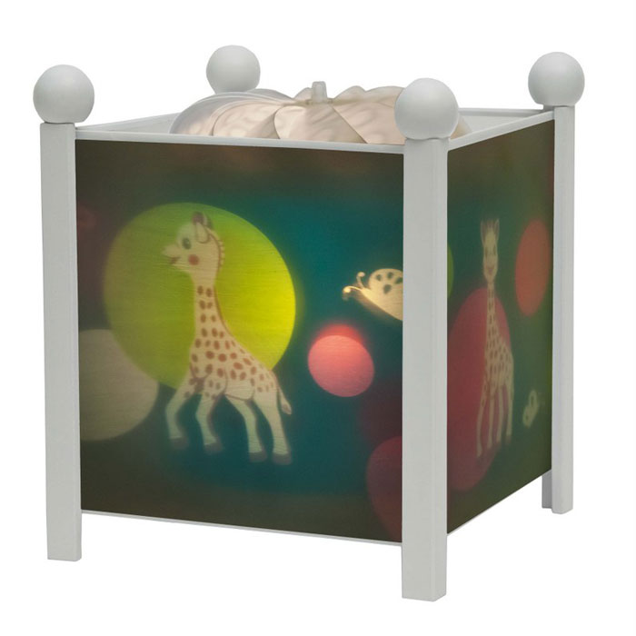 Trousselier Светильник-ночник Magic Lantern Sophie the giraffe цвет белый4362W 12V Trousselier Светильник-ночник Magic Lantern Sophie the giraffe цвет белый4362W 12VНочники Trousselier - идеальный аксессуар для детской комнаты. Нежный свет и красочные картинки создадут атмосферу уюта, успокоят и убаюкают кроху. Вы можете подобрать картинку, а также музыкальную подставку с подзаводом (опция). Классический ночник с вращающейся картинкой. Цилиндр ночника вращается благодаря системе нагрева от лампочки 12 V 20 W, розетка E 14.C. Размер: 16,50 см x 19 см. Материал: металлический корпус, деревянные ножки и углы, пластиковый, жароустойчивый цилиндр. Поставляется в подарочной упаковке. Соответствует нормам безопасности: CE EN 60598-2-10