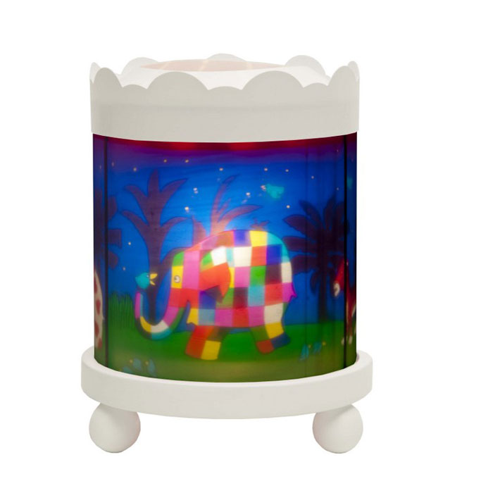 Trousselier Светильник-ночник с проектором Merry Go Round Elmer цвет белый43M64W 12V Trousselier Светильник-ночник с проектором Merry Go Round Elmer цвет белый43M64W 12VНочники Trousselier - идеальный аксессуар для детской комнаты. Нежный свет и красочные картинки создадут атмосферу уюта, успокоят и убаюкают кроху. Вы можете подобрать картинку, а также музыкальную подставку с подзаводом (опция). Ночник с двойной функцией – вращающаяся картинка внутри, либо, как проектор на стену. Цилиндр ночника вращается благодаря системе нагрева от лампочки 12 V 20 W, розетка E 14.C. Размер: 16,50 см x 19 см. Материал: металлический корпус, деревянные ножки, пластиковый, жароустойчивый цилиндр. Поставляется в подарочной упаковке. При удалении белого цилиндра, лампа проецирует на стены изображение героев.