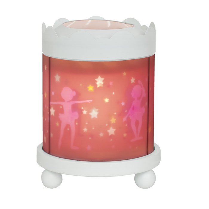 Trousselier Светильник-ночник с проектором Merry Go round Magic Lantern Ballerina цвет белый43M11W 12V Trousselier Светильник-ночник с проектором Merry Go round Magic Lantern Ballerina цвет белый43M11W 12VНочники Trousselier - идеальный аксессуар для детской комнаты. Нежный свет и красочные картинки создадут атмосферу уюта, успокоят и убаюкают кроху. Вы можете подобрать картинку, а также музыкальную подставку с подзаводом (опция). Ночник с двойной функцией – вращающаяся картинка внутри, либо, как проектор на стену. Цилиндр ночника вращается благодаря системе нагрева от лампочки 12 V 20 W, розетка E 14.C. Размер: 16,50 см x 19 см. Материал: металлический корпус, деревянные ножки, пластиковый, жароустойчивый цилиндр. Поставляется в подарочной упаковке. При удалении белого цилиндра, лампа проецирует на стены изображение героев.