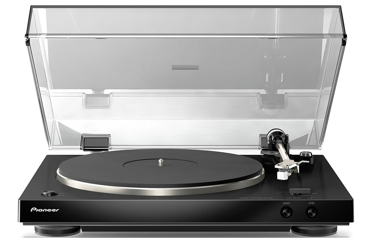 Pioneer PL-30-K проигрыватель виниловых дисковPL-30-K_4988028275487 Pioneer PL-30-K проигрыватель виниловых дисковPL-30-K_4988028275487Pioneer PL-30-K - полностью автоматический стереопроигрыватель виниловых пластинок с литым алюминиевым диском, тонармом и съемной головкой с высокоэффективным ММ звукоснимателем. Он очень прост в использовании, и все это, благодаря абсолютно точному сервоприводу с двигателем постоянного тока, который плавно и аккуратно опускает иглу на вращающийся диск. Сдержанный дизайн этого проигрывателя виниловых дисков впишется в любой интерьер. Встроенный фоно-корректор с помощью переключателя On/Through позволит выбрать необходимый режим: On для подключения усилителя, не имеющего корректора для звукоснимателя, или Through для использования внешнего фоно-корректора. Для стабильного воспроизведения в Pioneer PL-30-K используется двойное шасси с низким центром тяжести из металлических пластин толщиной 4 мм. Резиновый коврик, толщиной 5 мм, убирает внешнюю вибрацию, плотно удерживая пластинку. Проигрыватель предлагается с легким прямым тонармом...