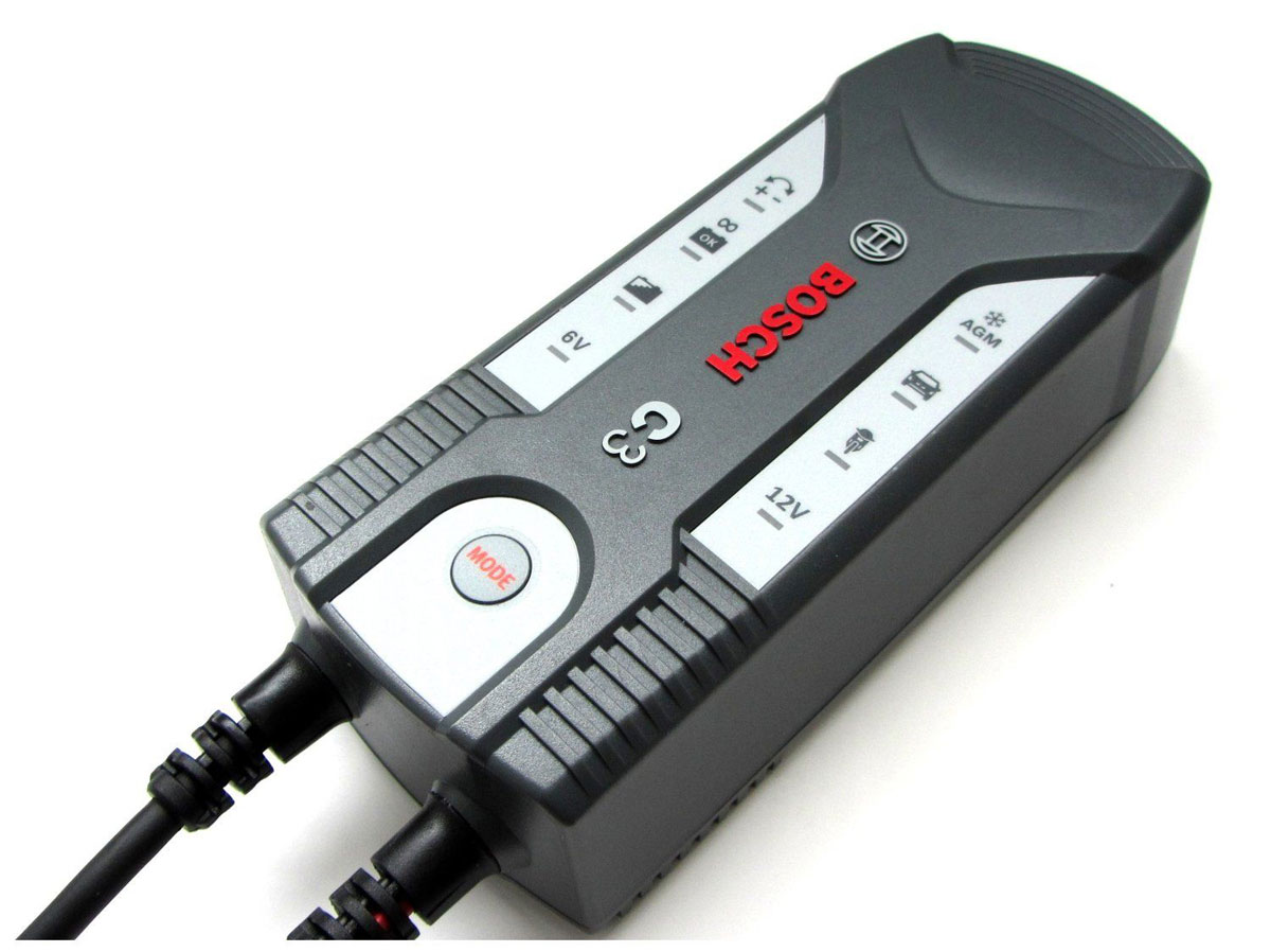 Устройство зарядное Bosch C3018999903М Устройство зарядное Bosch C3018999903МУстройство Bosch C3 сконструировано для заряда открытых и множества закрытых свинцово-кислотных аккумуляторов, которые используются в легковых автомобилях, мотоциклах и некоторых других транспортных средствах. Емкость аккумулятора при этом составляет от 6 В (1,2 Ач) до 6 В (14 Ач) или от 12 В (1,2 Ач) до 12 В (12 Ач). Специальная концепция устройства обеспечивает повторный заряд аккумулятора почти на 100% его емкости. Зарядное устройство имеет в общей сложности 4 режима заряда для различных аккумуляторов в различных состояниях. Благодаря этому обеспечивается эффективный и надежный заряд. Высокоэффективные защитные меры, предотвращающие неправильное использование и возникновение короткого замыкания, обеспечивают безопасную работу. Благодаря интегрированной схеме зарядное устройство начинает заряд лишь через несколько секунд после выбора режима заряда. За счет этого предотвращаются искры, часто возникающие во время подключения. Кроме того, управление зарядным...
