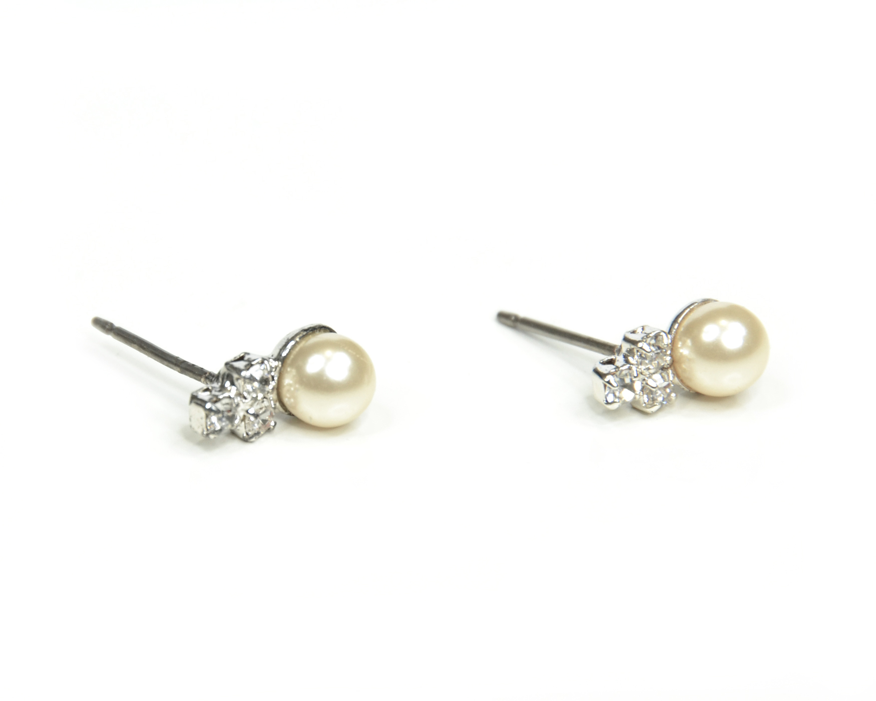 Серьги Bohemia Style, цвет: прозрачный, молочный. 7443 07991 XA0 310017443 07991 XA0 31001 серьги Серьги Bohemia Style, цвет: прозрачный, молочный. 7443 07991 XA0 310017443 07991 XA0 31001 серьгиОчаровательные серьги Bohemia Style придадут вашему образу изюминку. Серьги-пусеты, выполненные из ювелирного сплава, украшены мелкими стразами и искусственным жемчугом. Изделие застегивается на замок- гвоздик с металлической задвижкой, которая обеспечивает надежное удержание серьги. Изящные серьги подчеркнут красоту вечернего платья или преобразят повседневный наряд. Непререкаемое качество, тщательность исполнения, гипоаллергенные материалы, золотое, серебряное и родиевое покрытие металлических элементов изделий выгодно отличают продукцию Bohemia Style от основной массы продукции, представленной на рынке. Цветное стекло для производства украшений изготавливается по особой технологии, поддается огранке и полностью имитирует природные камни: опал, малахит, янтарь, яшму, лазурит.