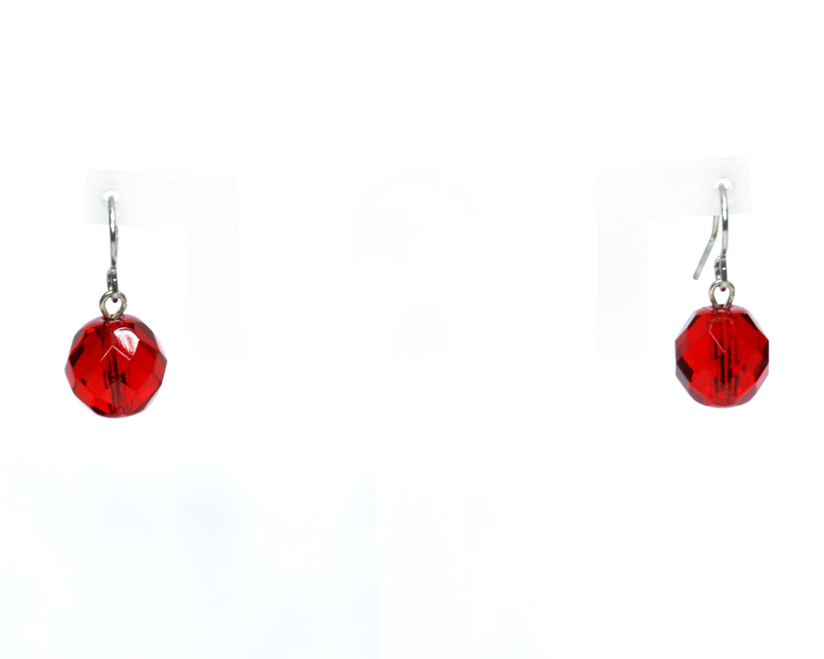 Серьги Bohemia Style, цвет: красный. 641001151140641 00115 114 серьги Серьги Bohemia Style, цвет: красный. 641001151140641 00115 114 серьгиОчаровательные серьги Bohemia Style придадут вашему образу изюминку. Серьги оформлены подвесками в многогранных шарообразных жлементов. Изделие застегивается на замок-петлю. Изящные серьги подчеркнут красоту вечернего платья или преобразят повседневный наряд. Непререкаемое качество, тщательность исполнения, гипоаллергенные материалы, золотое, серебряное и родиевое покрытие металлических элементов изделий выгодно отличают продукцию Bohemia Style от основной массы продукции, представленной на рынке. Цветное стекло для производства украшений изготавливается по особой технологии, поддается огранке и полностью имитирует природные камни: опал, малахит, янтарь, яшму, лазурит.