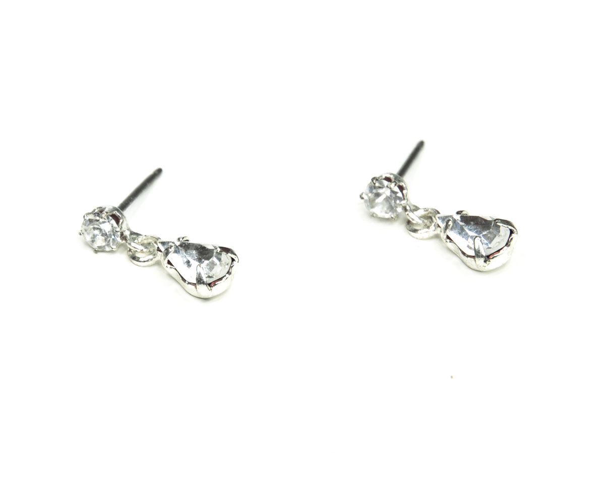 Серьги Bohemia Style, цвет: прозрачный. 7147 06205 PB0 311007147 06205 PB0 31100 серьги Серьги Bohemia Style, цвет: прозрачный. 7147 06205 PB0 311007147 06205 PB0 31100 серьгиОчаровательные серьги Bohemia Style придадут вашему образу изюминку. Серьги оформлены стразами и подвесками с вставкой в виде страза в ворме капли. Изделие застегивается на замок- гвоздик с пластиковой задвижкой, которая обеспечивает надежное удержание серьги. Изящные серьги подчеркнут красоту вечернего платья или преобразят повседневный наряд. Непререкаемое качество, тщательность исполнения, гипоаллергенные материалы, золотое, серебряное и родиевое покрытие металлических элементов изделий выгодно отличают продукцию Bohemia Style от основной массы продукции, представленной на рынке. Цветное стекло для производства украшений изготавливается по особой технологии, поддается огранке и полностью имитирует природные камни: опал, малахит, янтарь, яшму, лазурит.