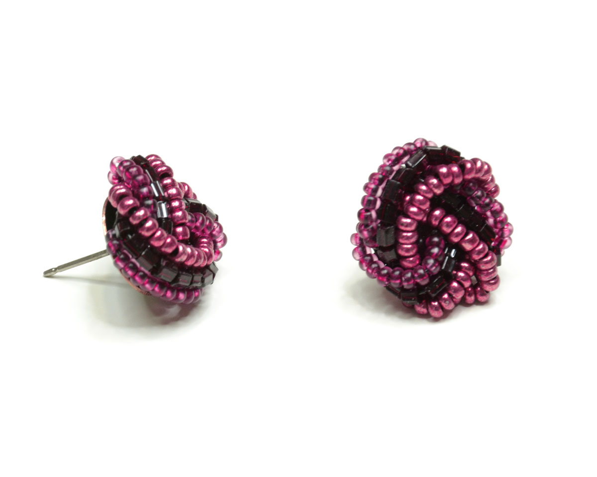 Серьги Bohemia Style, цвет: красный, бордовый. 374 884 01374 884 01 серьги Серьги Bohemia Style, цвет: красный, бордовый. 374 884 01374 884 01 серьгиОчаровательные серьги Bohemia Style придадут вашему образу изюминку. Серьги-пусеты декорированы бисерным плетением. Изделие застегивается на замок-гвоздик с металлической задвижкой, которая обеспечивает надежное удержание серьги. Изящные серьги подчеркнут красоту вечернего платья или преобразят повседневный наряд. Непререкаемое качество, тщательность исполнения, гипоаллергенные материалы, золотое, серебряное и родиевое покрытие металлических элементов изделий выгодно отличают продукцию Bohemia Style от основной массы продукции, представленной на рынке. Цветное стекло для производства украшений изготавливается по особой технологии, поддается огранке и полностью имитирует природные камни: опал, малахит, янтарь, яшму, лазурит.