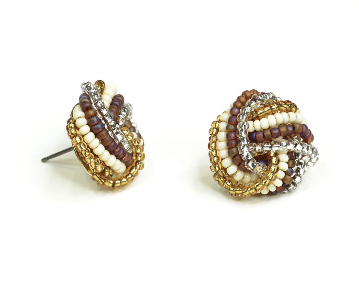 Серьги Bohemia Style, цвет: белый, прозрачный, коричневый. 374 114 00374 114 00 серьги Серьги Bohemia Style, цвет: белый, прозрачный, коричневый. 374 114 00374 114 00 серьгиОчаровательные серьги Bohemia Style придадут вашему образу изюминку. Серьги-пусеты декорированы бисерным плетением. Изделие застегивается на замок-гвоздик с металлической задвижкой, которая обеспечивает надежное удержание серьги. Изящные серьги подчеркнут красоту вечернего платья или преобразят повседневный наряд. Непререкаемое качество, тщательность исполнения, гипоаллергенные материалы, золотое, серебряное и родиевое покрытие металлических элементов изделий выгодно отличают продукцию Bohemia Style от основной массы продукции, представленной на рынке. Цветное стекло для производства украшений изготавливается по особой технологии, поддается огранке и полностью имитирует природные камни: опал, малахит, янтарь, яшму, лазурит.