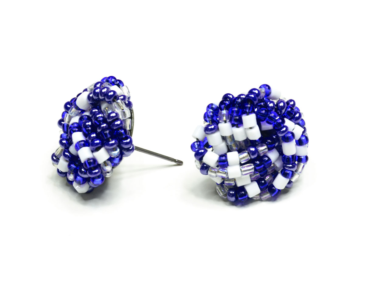 Серьги Bohemia Style, цвет: синий, белый, прозрачный. 184 847 08184 847 08 серьги Серьги Bohemia Style, цвет: синий, белый, прозрачный. 184 847 08184 847 08 серьгиОчаровательные серьги Bohemia Style придадут вашему образу изюминку. Серьги-пусеты декорированы бисерным плетением. Изделие застегивается на замок-гвоздик с металлической задвижкой, которая обеспечивает надежное удержание серьги. Изящные серьги подчеркнут красоту вечернего платья или преобразят повседневный наряд. Непререкаемое качество, тщательность исполнения, гипоаллергенные материалы, золотое, серебряное и родиевое покрытие металлических элементов изделий выгодно отличают продукцию Bohemia Style от основной массы продукции, представленной на рынке. Цветное стекло для производства украшений изготавливается по особой технологии, поддается огранке и полностью имитирует природные камни: опал, малахит, янтарь, яшму, лазурит.