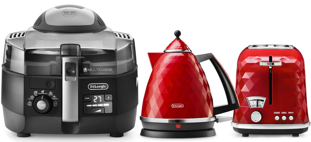 De’Longhi FH 1394 мультиварка + De’Longhi CTJ2103R тостер + De’Longhi KBJ2001R электрочайникFH 1394++ De’Longhi FH 1394 мультиварка + De’Longhi CTJ2103R тостер + De’Longhi KBJ2001R электрочайникFH 1394++Мультиварка Delonghi FH 1394 - это новое многофункциональное устройство 5 в 1, объединяющее в себе функции мультиварки, аэрогриля, аэрофритюрницы, духовки и сковороды. Запатентованная система кругового нагрева Surround Heating System SHS Double Pro в сочетании с функцией автоматического помешивания обеспечивает отличный результат приготовления и открывает новые кулинарные возможности. Модель Delonghi FH 1394 выполнена в корпусе черного цвета. Благодаря двум нагревательным элементам и циркуляции горячего воздуха, блюда в ней готовятся быстро и равномерно. Мощность верхнего нагревательного элемента: 1400 Вт Мощность нижнего нагревательного элемента: 1000 Вт Съемная чаша Регулируемый термостат Автоматическое помешивание Тостер Delonghi CTJ2103R в граненом корпусе из красного пластика оборудован функцией Экстра подъем для упрощения извлечения маленьких кусочков хлеба. Съемный поддон служит для удобства очистки устройства от скопившихся крошек....