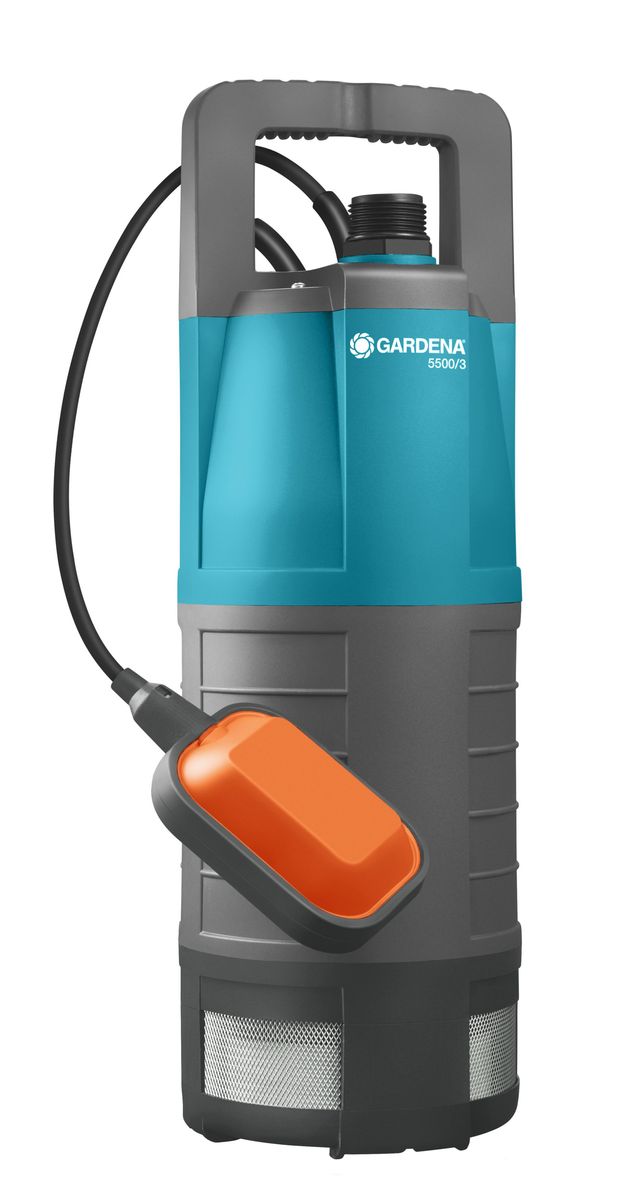 Насос Gardena 5500/3 Classic, погружной высокого давления01461-20.000.00 Насос Gardena 5500/3 Classic, погружной высокого давления01461-20.000.00Если в вашем саду есть глубокий колодец или цистерна и вы бы хотели поливать сад водой из этих источников, выбирайте погружной насос 5500/3 Classic GARDENA. Такой насос также идеально подходит для использования в паре с дождевателями и системами полива. Мощный и бесшумный насос позволяет перекачивать воду с глубины до 13 м и может длительное время находиться в воде. Прочные и высококачественные материалы обеспечивают безотказность работы насоса под водой и гарантируют защиту от повреждений. Фильтры из нержавеющей стали защищают насос от загрязнения, а не требующий технического обслуживания малошумный конденсаторный двигатель снабжен термовыключателем для защиты от перегрузок. Встроенный обратный клапан предотвращает разлив жидкости из шланга после вывода насоса из эксплуатации и сокращает время всасывания при повторном запуске насоса. Поплавковый выключатель автоматически выключает насос при низком уровне воды, предотвращая работу насоса всухую. Продуманная...