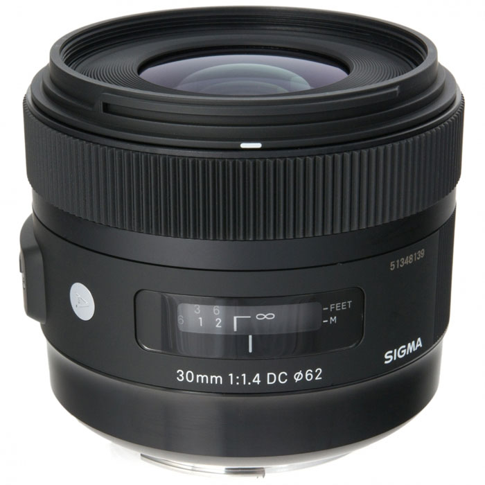 Sigma AF 30mm f/1.4 DC HSM объектив для Canon301954 Sigma AF 30mm f/1.4 DC HSM объектив для Canon301954Одним из важных достоинств Sigma AF 30mm f/1.4 DC HSM является высокая светосила 1,4. Благодаря этому он обеспечивает светлое изображение в видоискателе, а также быструю автофокусировку. Включение в оптическую схему асферических элементов положительно сказалось на уровне сферических искажений, астигматизма и комы. В свою очередь, это позволило получить привлекательный рисунок в зоне нерезкости. В объективе используется задняя фокусировка. Это исключает изменение размеров объектива в зависимости от дистанции фокусировки и вращение переднего элемента, что удобно при использовании поляризующего фильтра. Для уменьшения паразитных засветок и бликов в объективе применено многослойное просветляющее покрытие. Многослойное просветление элементов обеспечивает хороший контраст изображений, а ультразвуковой привод автофокуса HSM, гарантирует высокую точность и хорошую скорость автофокусировки при почти полной бесшумности этого процесса.