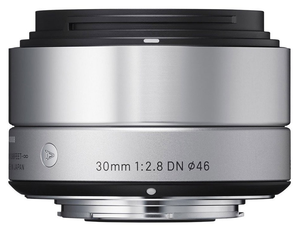 Sigma AF 30mm f/2.8 DN/A, Silver объектив для Micro 4/333S963 Sigma AF 30mm f/2.8 DN/A, Silver объектив для Micro 4/333S963Изысканный и утонченный дизайн делает объектив Sigma AF 30mm f/2.8 DN/A еще более привлекательным. Разработанный на основе передовых оптических технологий, объектив включает в свою конструкцию двусторонние асферические линзы, что максимально улучшает производительность беззеркальных камер. Данная модель придется по вкусу пользователям, уделяющим внимание творческой составляющей при создании снимков, в то же время ценящим многофункциональность оптики. Легкая и компактная конструкция объектива имеет длину 40,5 мм и прекрасно сочетается с габаритами беззеркальных фотоаппаратов. Фокусное расстояние в эквиваленте равно 60 мм, что делает модель совершенной для портретной съемки, а также неожиданных фотографий. Кроме этого, значительно улучшена функциональность. Байонет, выполненный из латуни, обеспечивает надежное крепление, а специальное покрытие, нанесенное на его поверхность, гарантирует долговечность. Использование...