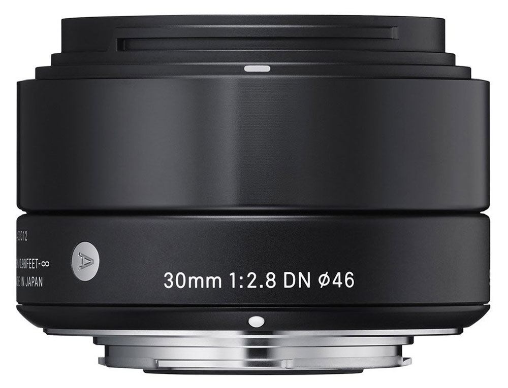 Sigma AF 30mm f/2.8 DN/A, Black объектив для Sony E (NEX)33B965 Sigma AF 30mm f/2.8 DN/A, Black объектив для Sony E (NEX)33B965Изысканный и утонченный дизайн делает объектив Sigma AF 30mm f/2.8 DN/A еще более привлекательным. Разработанный на основе передовых оптических технологий, объектив включает в свою конструкцию двусторонние асферические линзы, что максимально улучшает производительность беззеркальных камер. Данная модель придется по вкусу пользователям, уделяющим внимание творческой составляющей при создании снимков, в то же время ценящим многофункциональность оптики. Легкая и компактная конструкция объектива имеет длину 40,5 мм и прекрасно сочетается с габаритами беззеркальных фотоаппаратов. Фокусное расстояние в эквиваленте равно 45 мм, что делает модель совершенной для портретной съемки, а также неожиданных фотографий. Кроме этого, значительно улучшена функциональность. Байонет, выполненный из латуни, обеспечивает надежное крепление, а специальное покрытие, нанесенное на его поверхность, гарантирует долговечность. Использование...