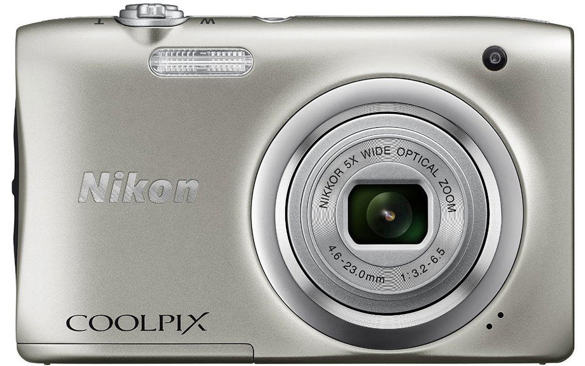 Nikon CoolPix A100, Silver цифровая фотокамераVNA970E1 Nikon CoolPix A100, Silver цифровая фотокамераVNA970E1Ваши снимки будут незабываемыми благодаря 20,1-мегапиксельной ПЗС-матрице Nikon CoolPix A100, а объектив NIKKOR с 5-кратным оптическим зумом (расширяемый до 10-кратного с помощью функции Dynamic Fine Zoom) поможет создавать великолепные портреты друзей и родных крупным планом. Выбирайте специальные эффекты в процессе съемки или примените быстрые эффекты к полученным изображениям, чтобы создать оригинальные фотографии прямо на фотокамере. Стильная, компактная и простая в использовании: Эта стильная фотокамера настолько компактна и легка (ее вес - всего 119 г вместе с батареей и картой памяти SD), что она практически неощутима в сумке или кармане, и поэтому ее можно носить с собой повсюду. Кроме того, она проста в использовании, поэтому вы всегда будете готовы запечатлеть нужный момент. Объектив NIKKOR с 5-кратным оптическим зумом: Благодаря объективу NIKKOR с 5-кратным оптическим зумом (26-130 мм в эквиваленте формата 35 мм), который ...